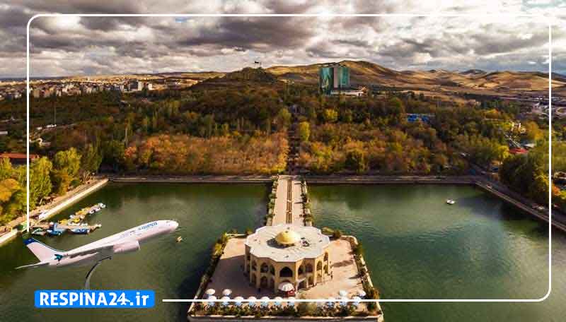 پارک شاه گلی تبریز به همراه یک هواپیما کوچک در حال پرواز در گوشه صفحه